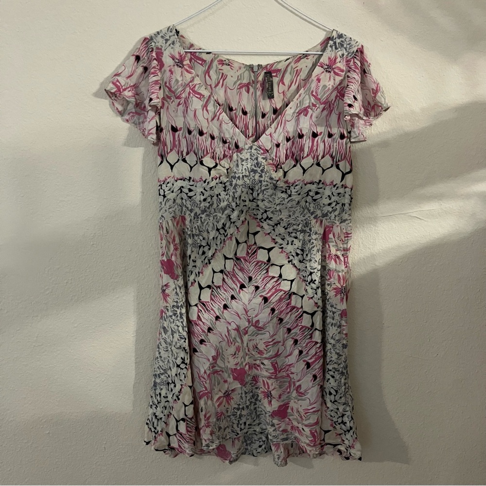 Free People Grey & Pink Fit & Flare V-Neck Short Sleeve Mini Dress Size: 10 - Picture 2 of 5